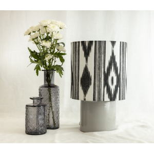 Pantalla "Ikat blanco y negro"